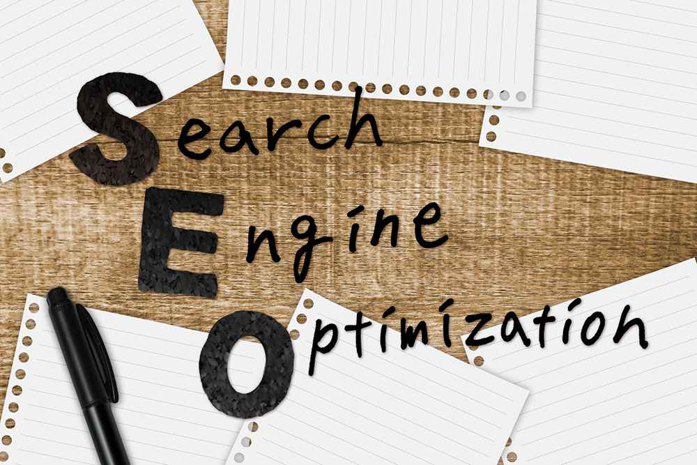 Search Engine Optimization の文字と紙とペン