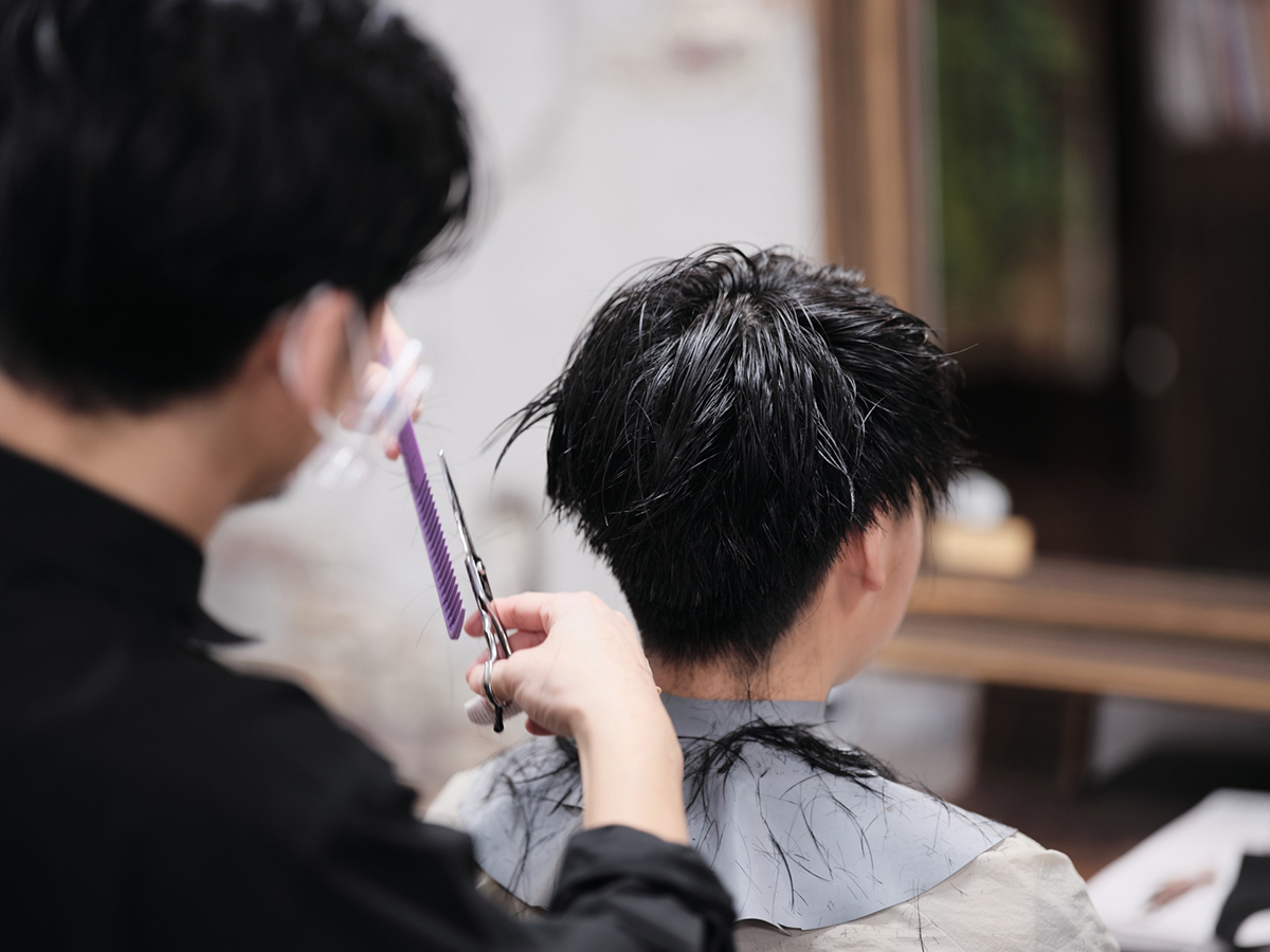 髪を切る美容師
