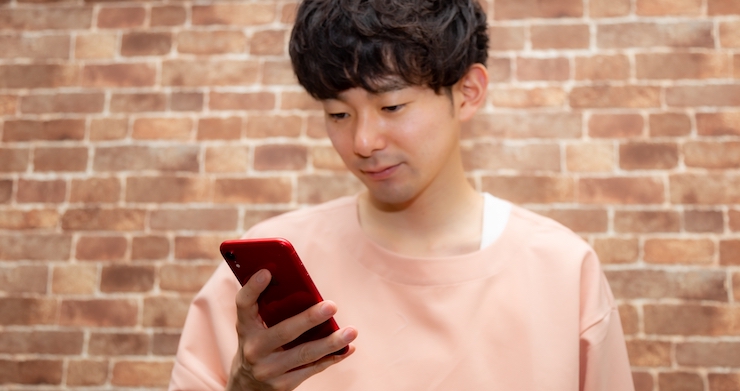 スマートフォンを操作する男性