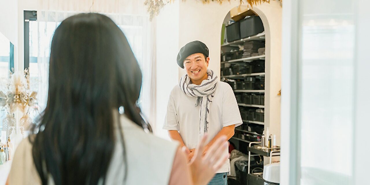 来店する人と迎えるスタッフ