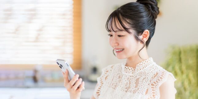 スマホを見ている女性