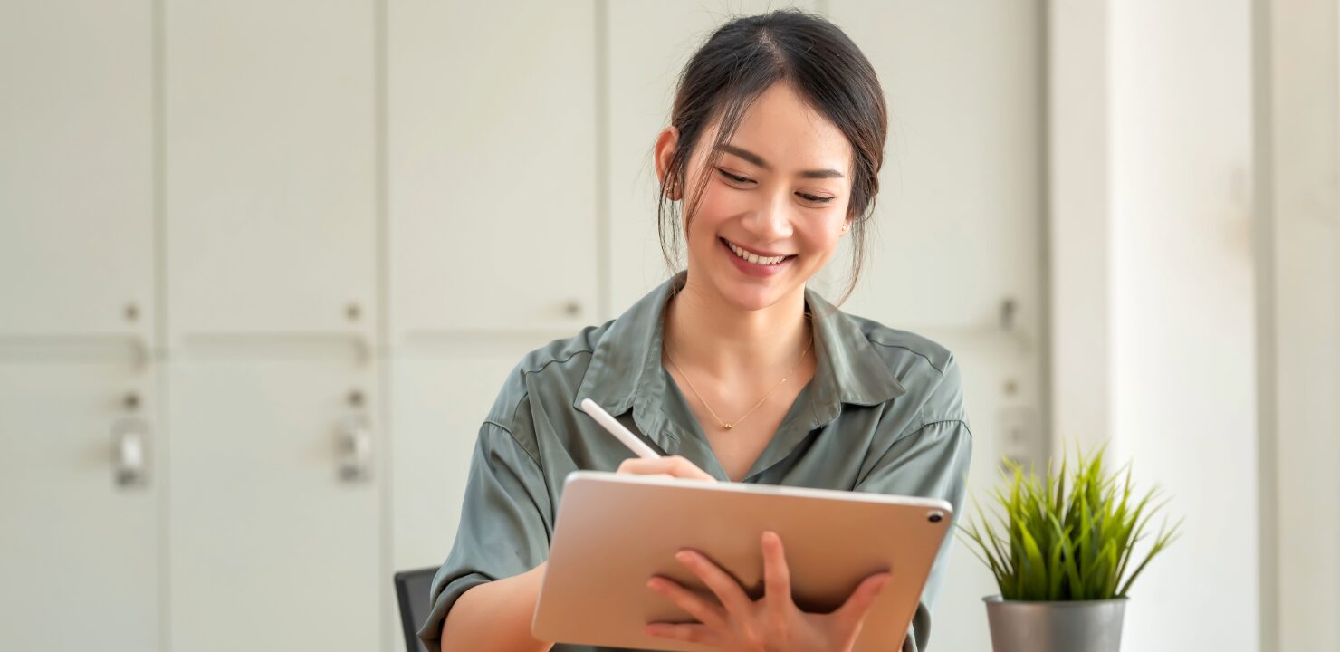 タブレットを操作する女性