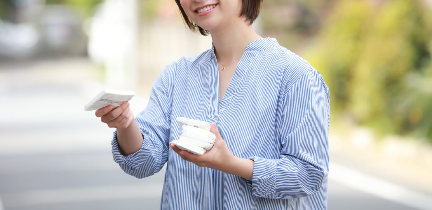 ティッシュ配りをしている女性