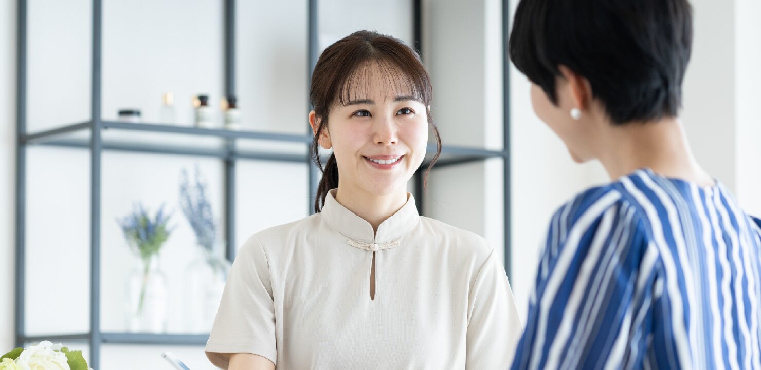 顧客と対面しているエステサロンスタッフ
