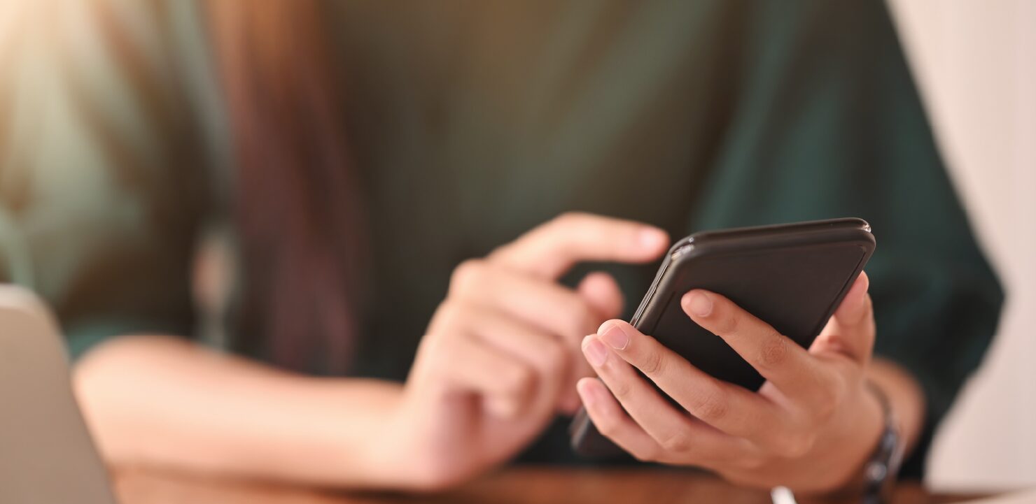 スマホを操作している手元