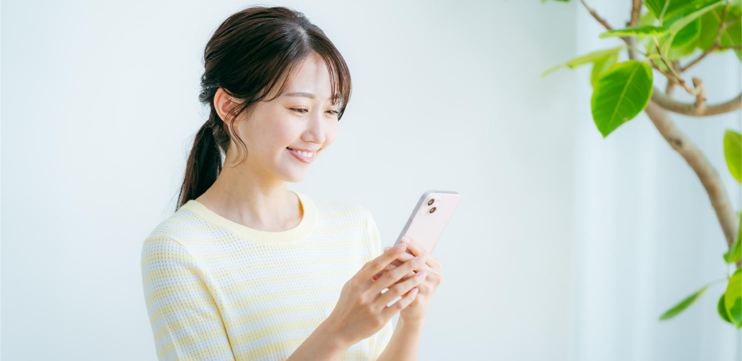 スマホを見ている笑顔の女性