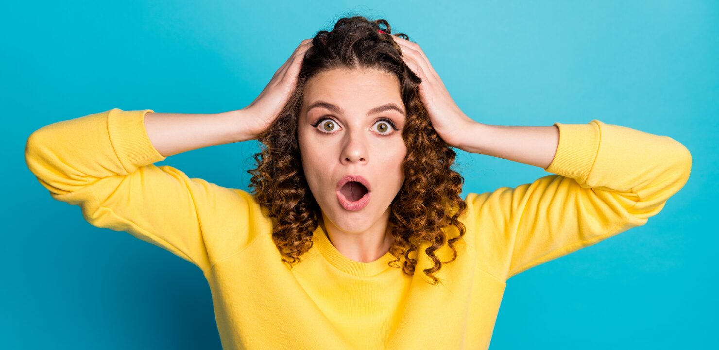 頭を抱える女性