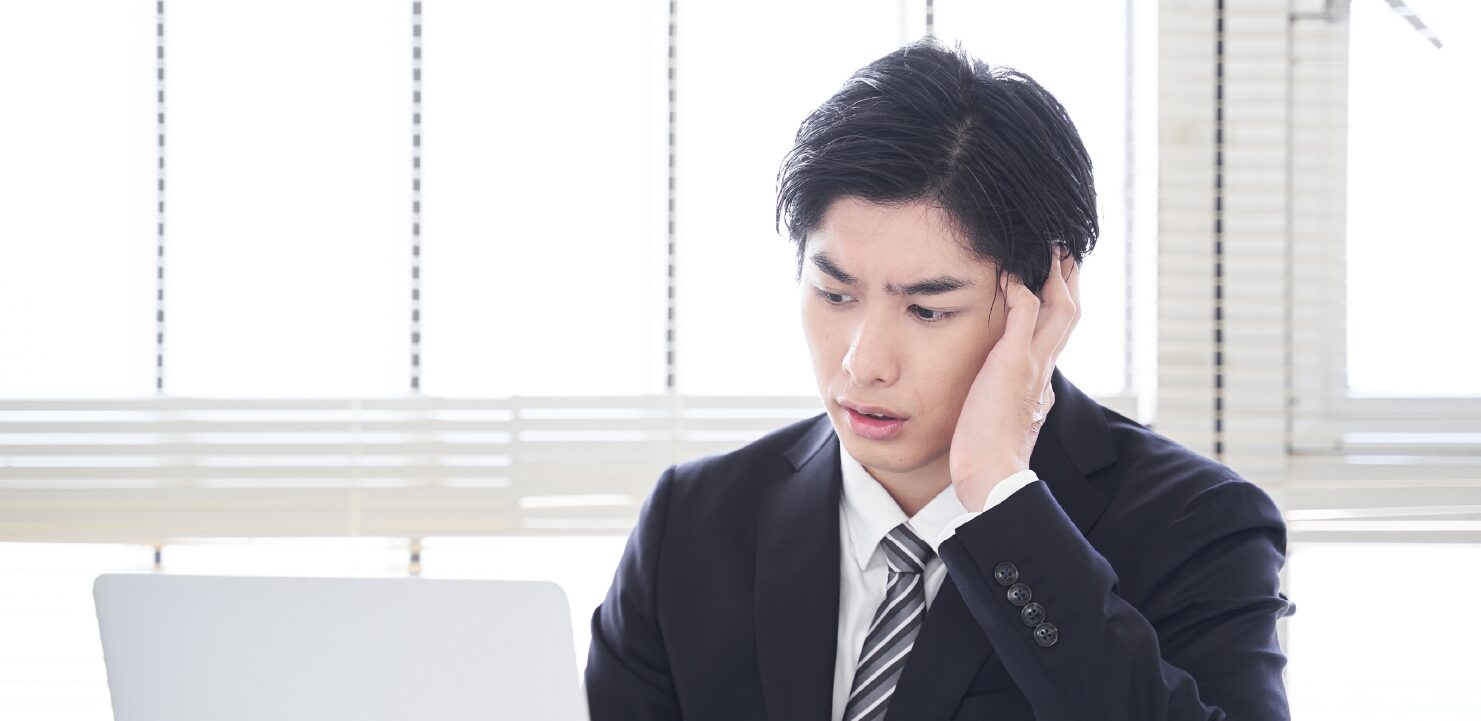 頭を抱えるサラリーマン