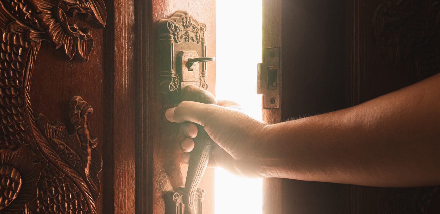 ドアを開ける手元