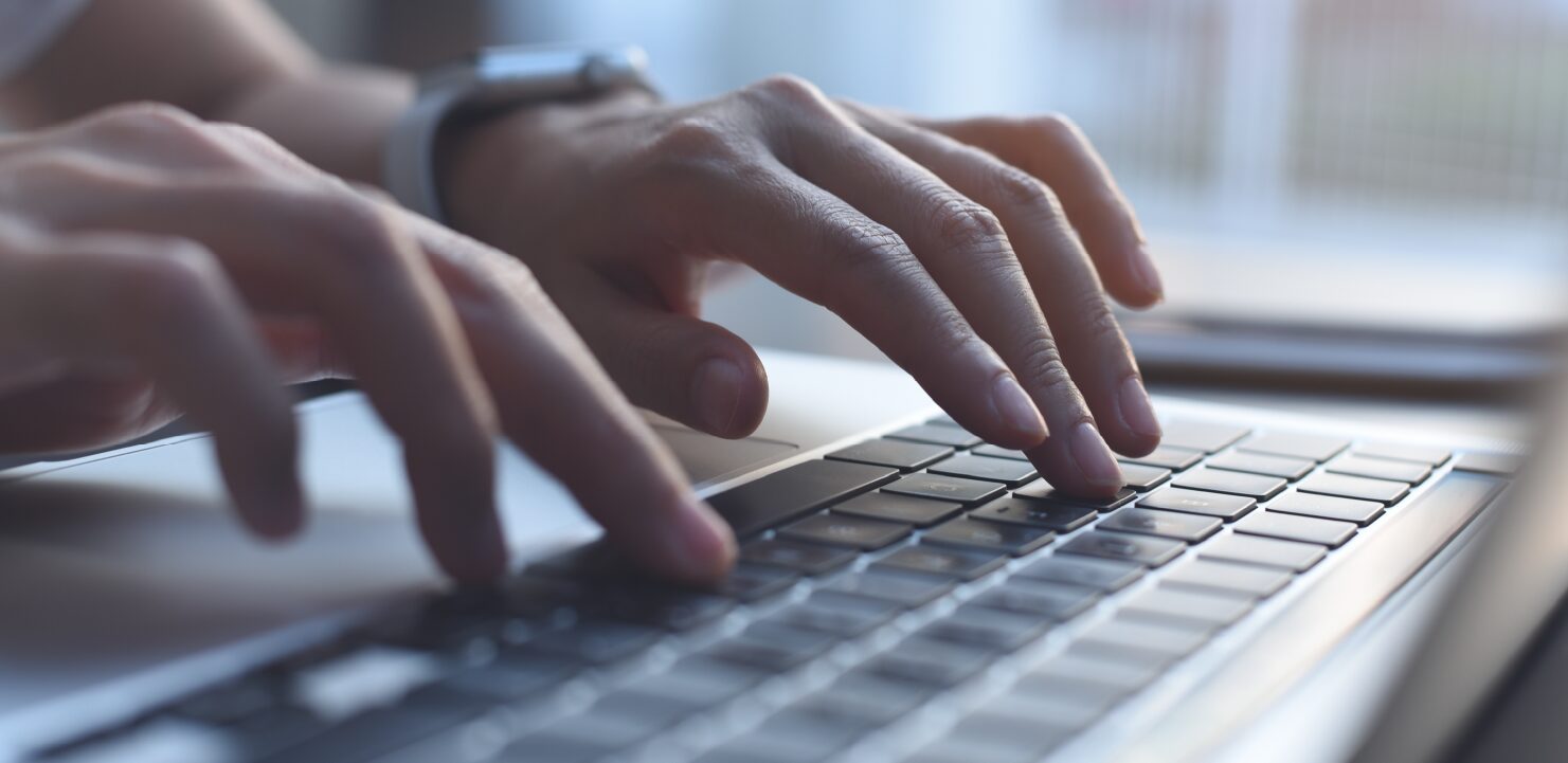 タイピングをする手