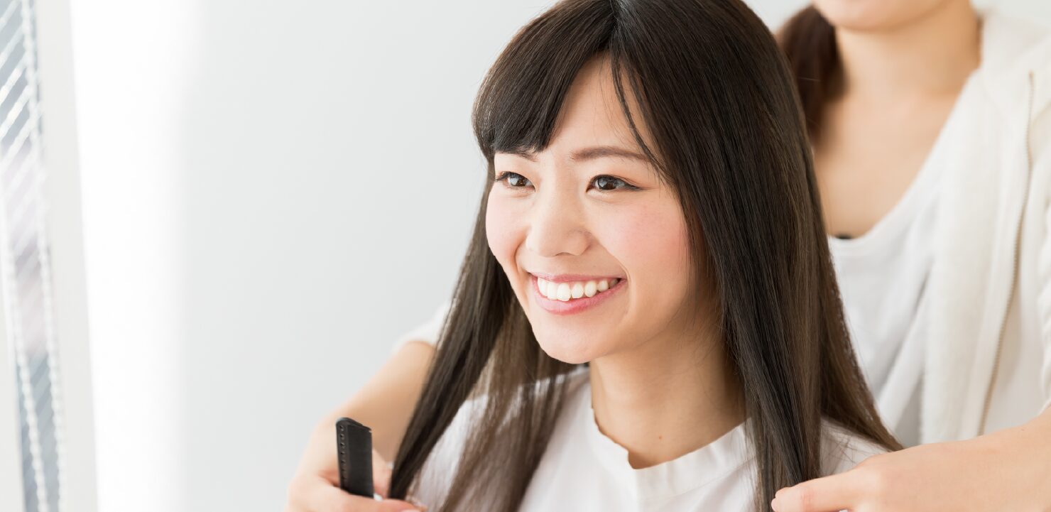 美容院で髪を切っている女性客