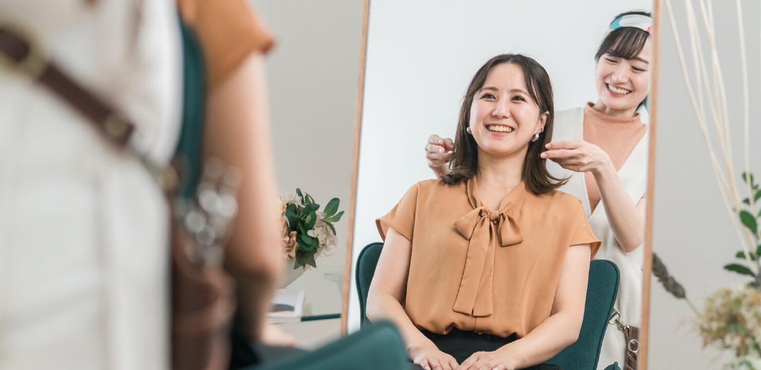 美容院で髪を切っている女性客