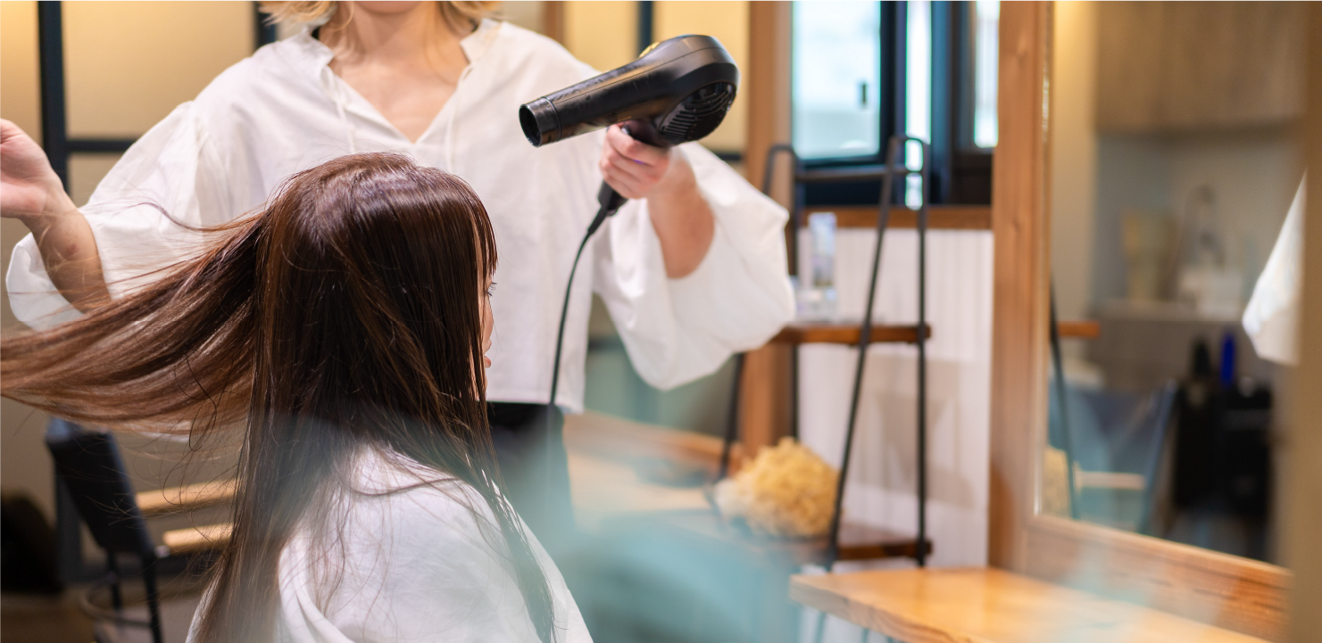 ドライヤーを使用している美容師