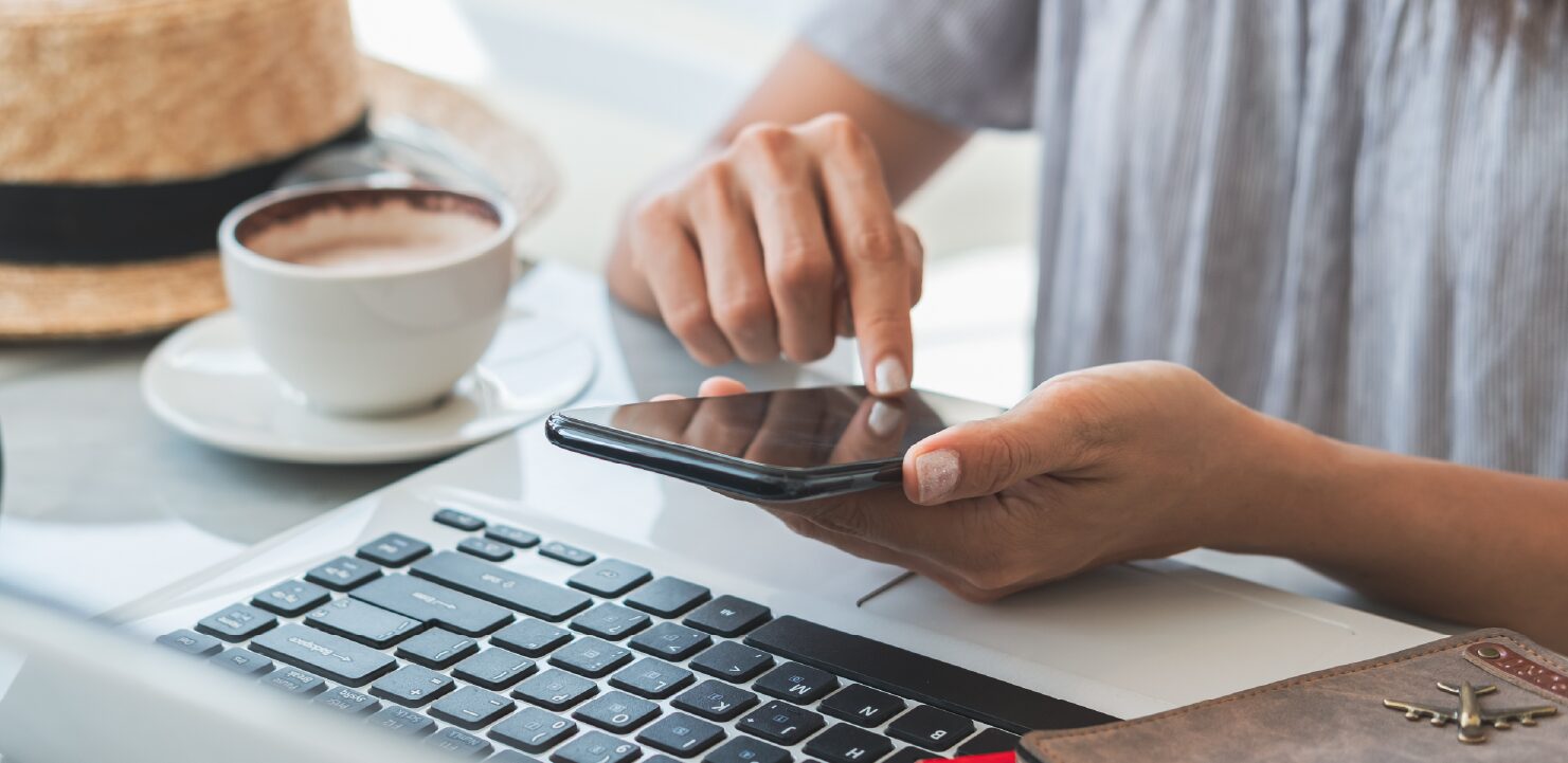 スマホで予約をしている人