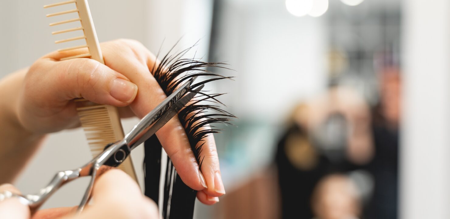 髪をカットしている手元