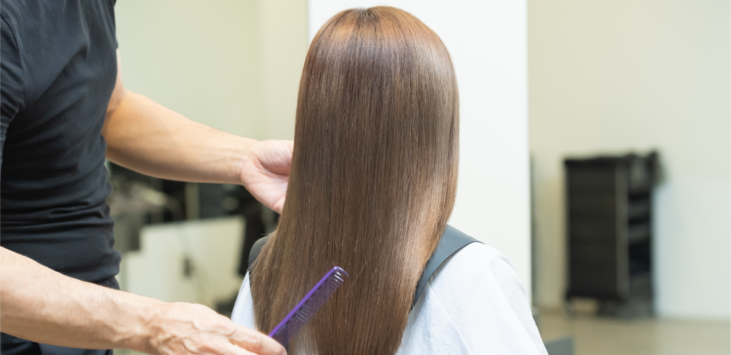 櫛で梳かしたロングヘアー