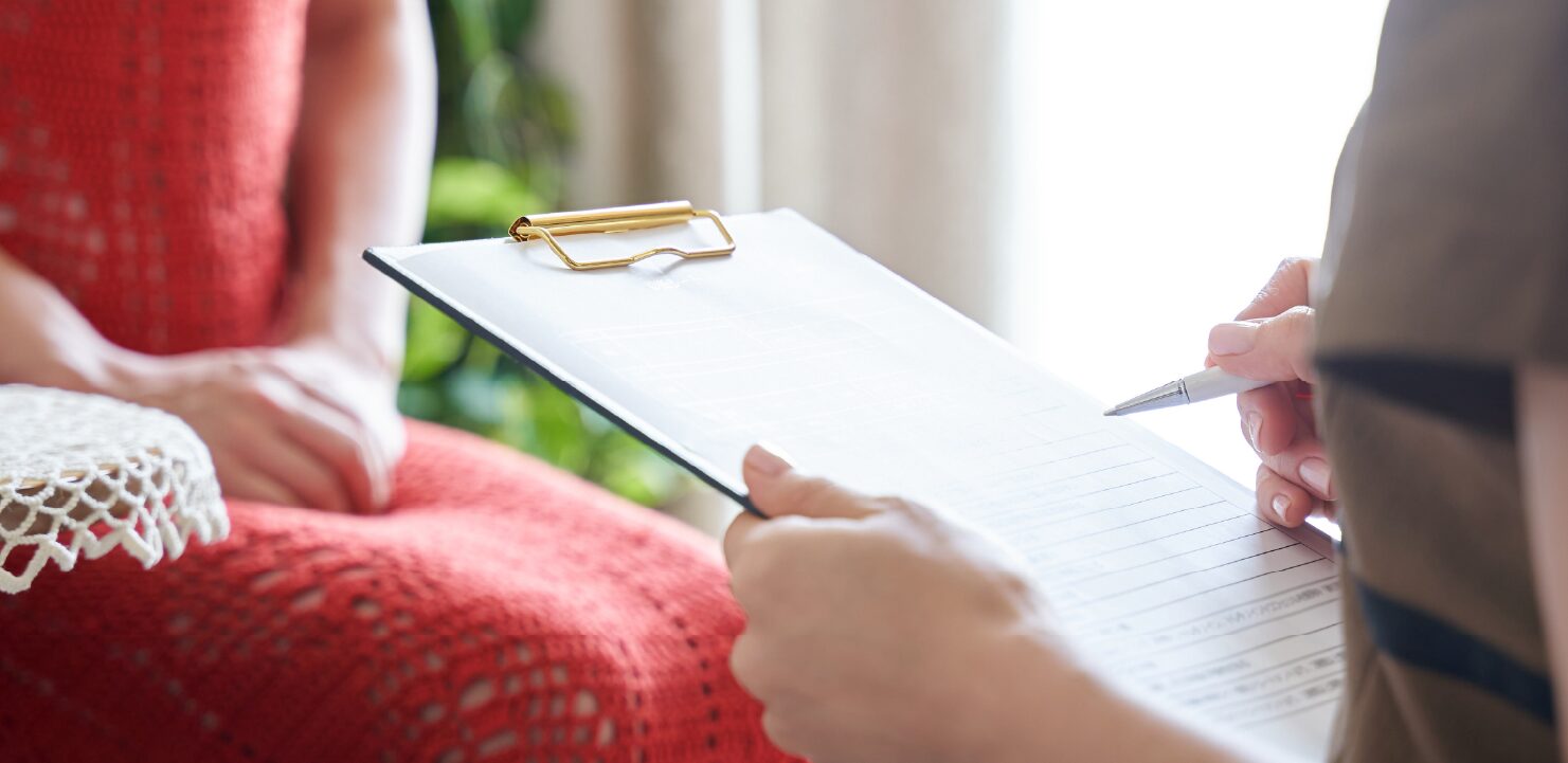 ヒアリングをしているサロンスタッフ