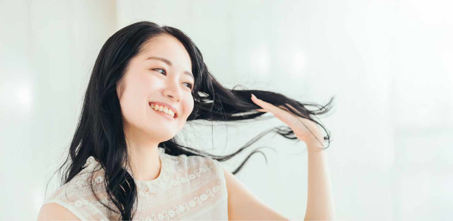 髪をなびかせている女性