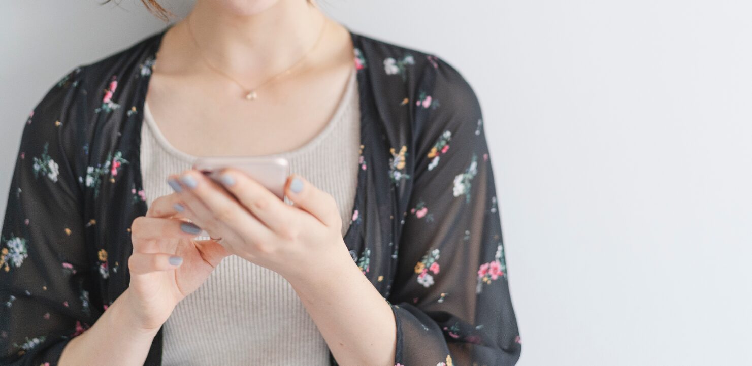 スマホを操作している女性