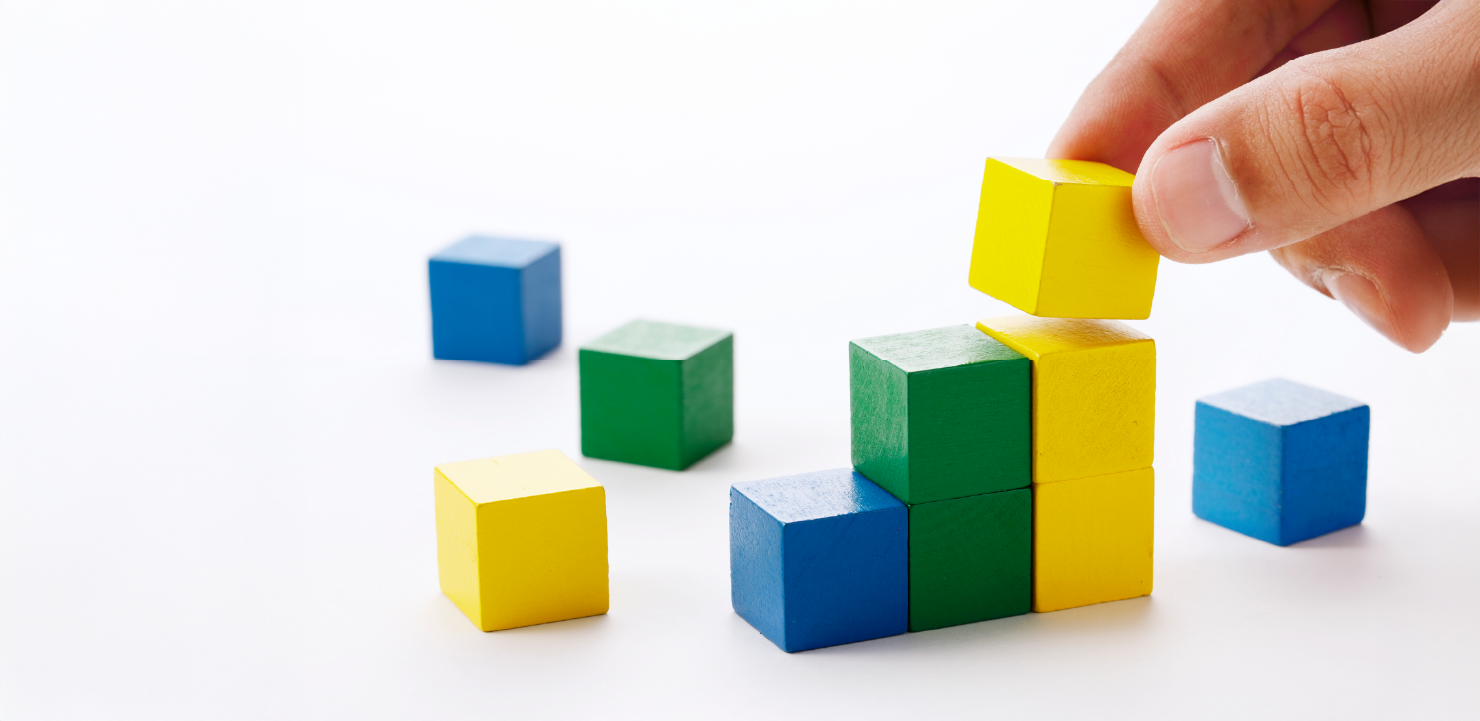積み木を積み上げている手元