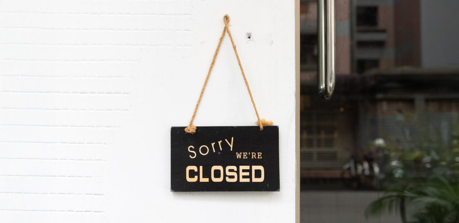 CLOSEDと書かれた看板