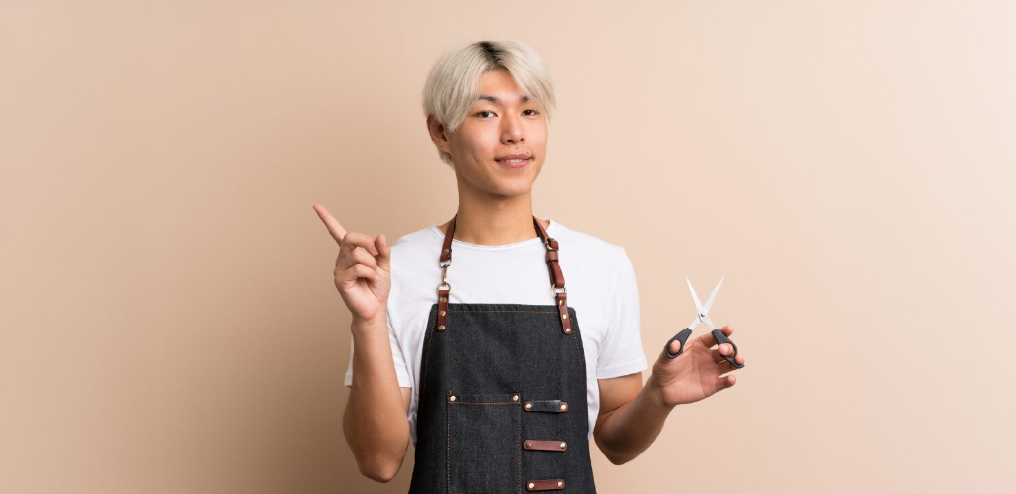 ハサミを持った美容師