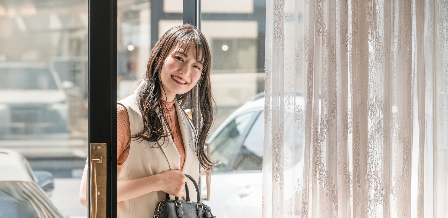 来店する女性