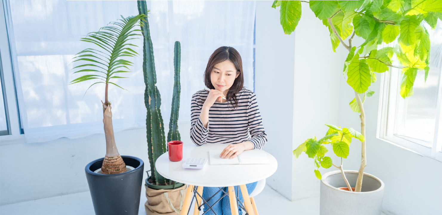 計算中に考え事をしている女性