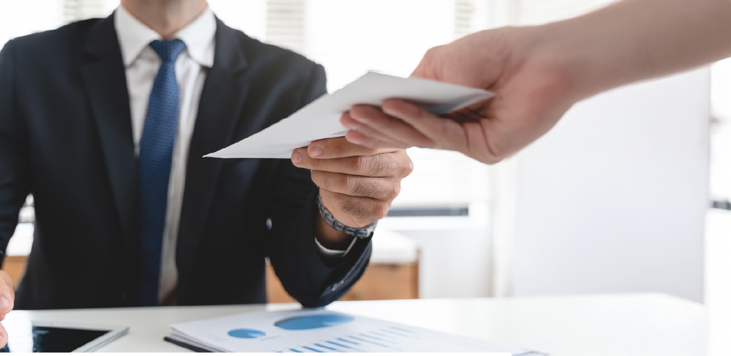 給料袋を受け取っている人