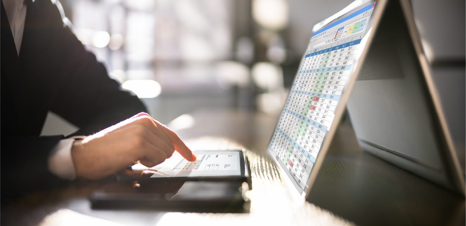 計算ソフトを操作している人の手元