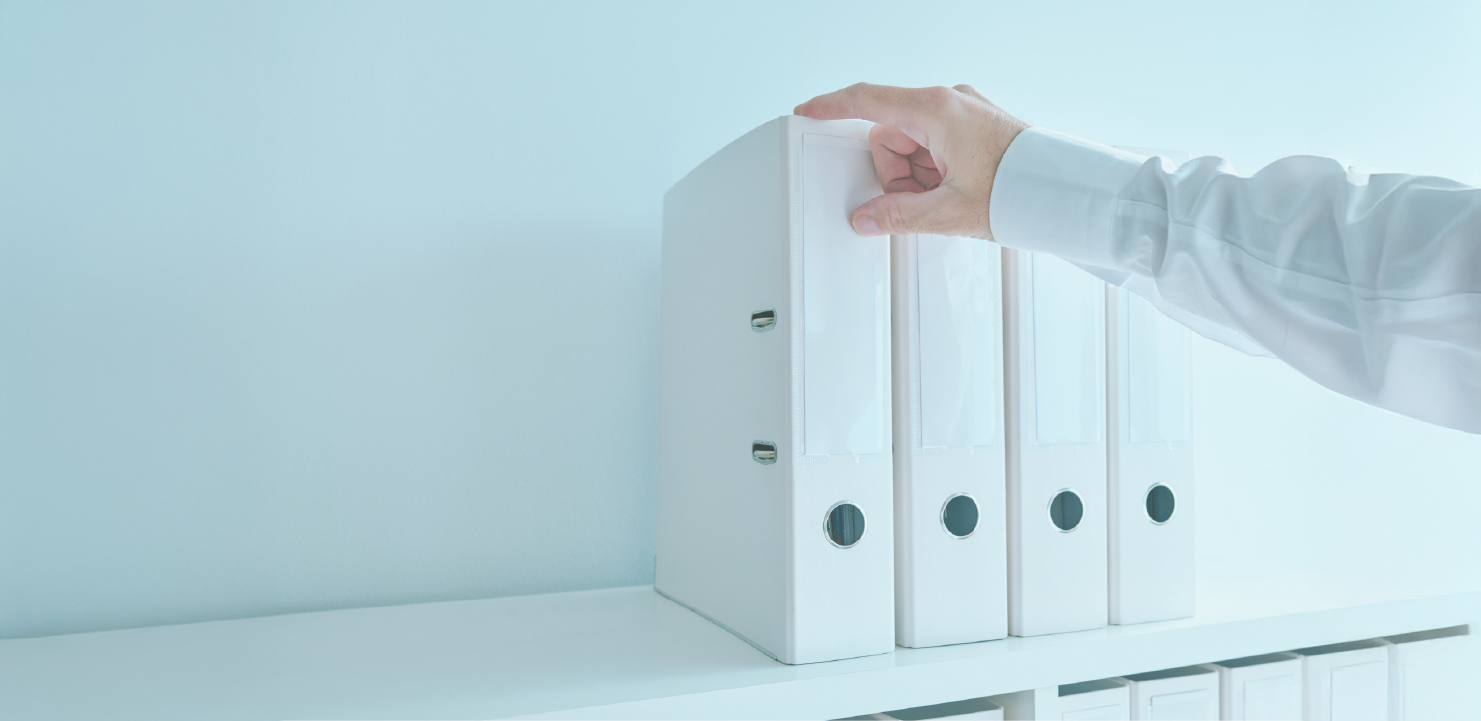 バインダーを取ろうとしている男性の手