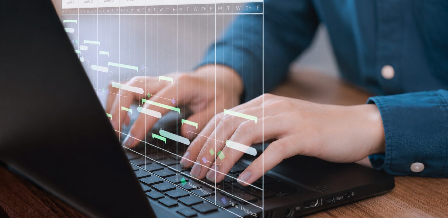 ノートPCを操作する男性とスケジュールのイメージ