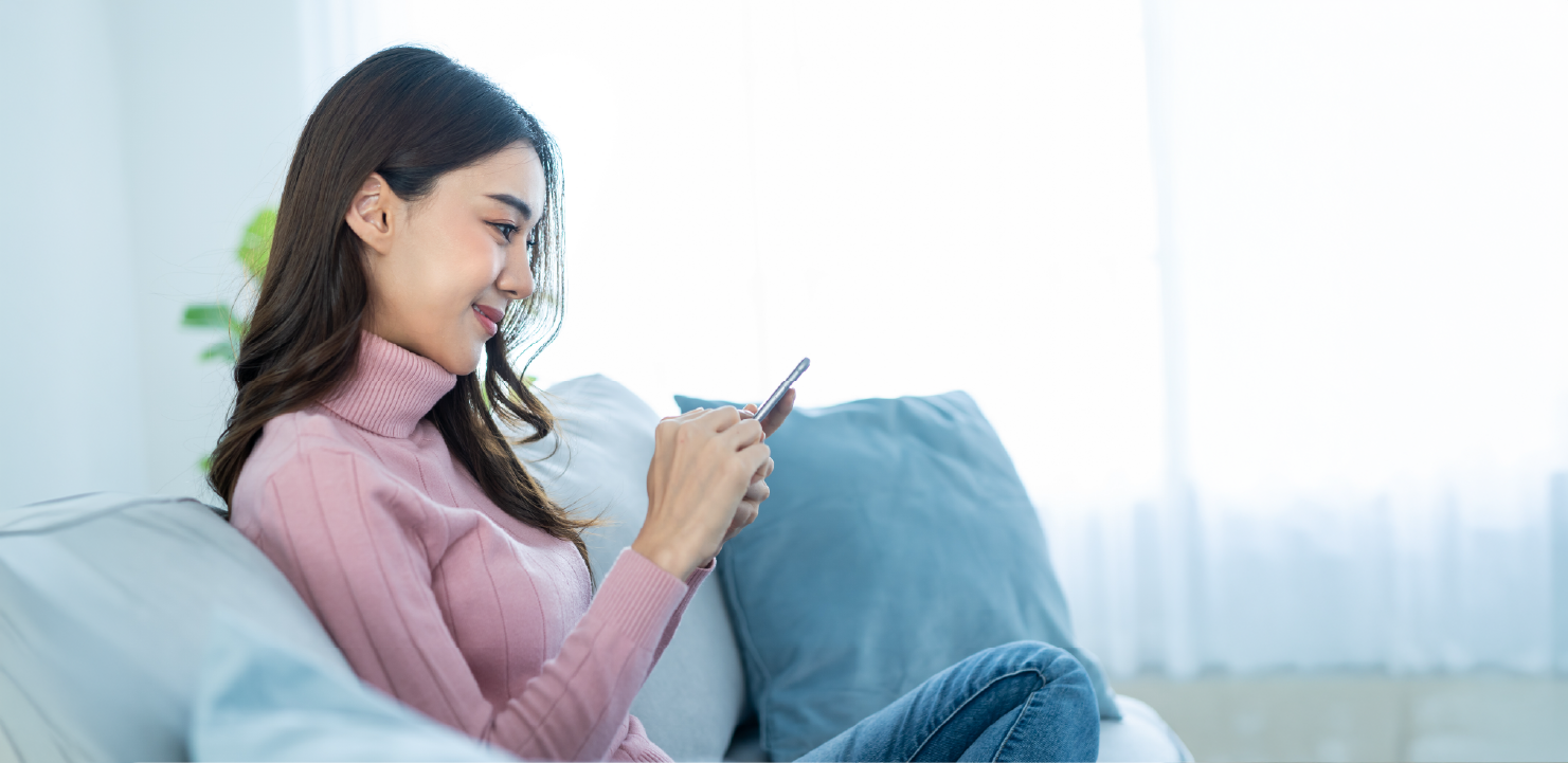 スマホを操作する女性